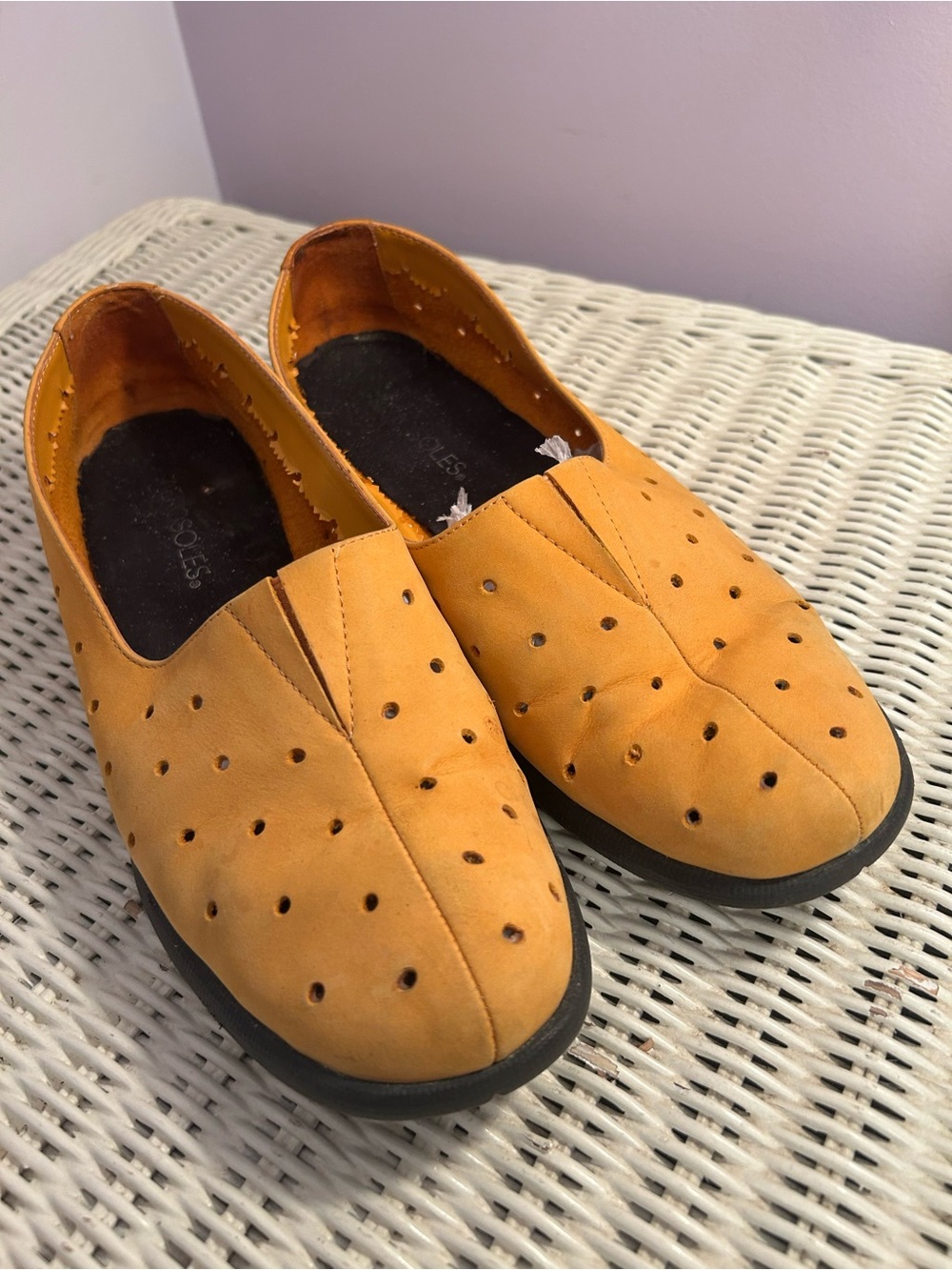 Vintage Y2K Aerosoles Mustard Perforated Leather Loafer Shoes Comfort 8.5